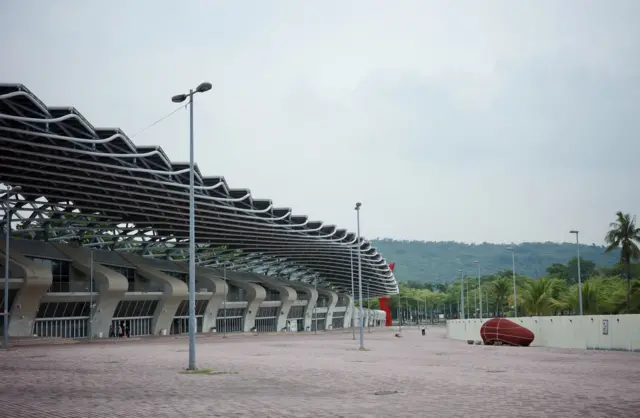 台灣唯一可容納約五萬多人的世運主場館，成為吸引國際級藝人來台的重要關鍵，但其低廉場租也引發爭議。
