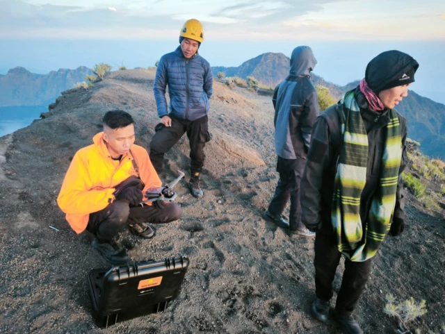 Proses evakuasi pendaki Brasil yang jatuh di Gunung Rinjani