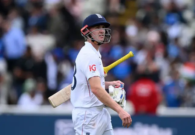 ஆட்டமிழந்து வெளியேறும் ஹேரி புரூக்