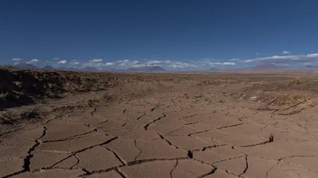 Rachaduras no terreno de um local de extração de água no deserto de Atacama perto de Peine, no norte do Chile