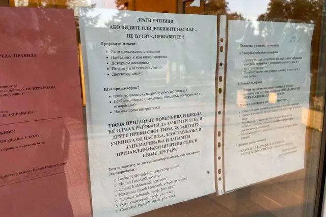 Poruka učenicima na sporednom ulazu u školu
