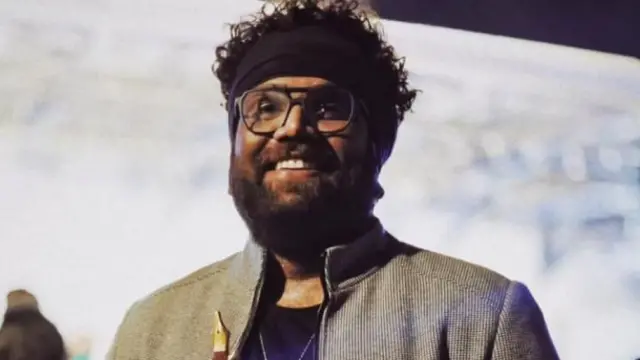 ඔහු මුල් අවධියේදී යූටියුබ් ඔස්සේ ගීත කිහිපයක් නිකුත් කර තිබිණි. 