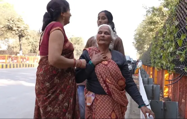 પ્રયાગરાજ, મહાકુંભ, ઉત્તર પ્રદેશ, અવ્યવસ્થા, મહિલાઓ, વૃદ્ધો, બીબીસી ગુજરાતી