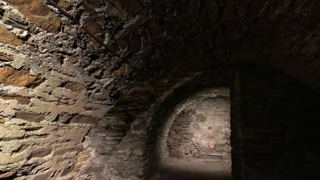 El sótano abovedado bajo la Real Casa de la Moneda.