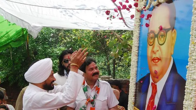 ਡਾ. ਬੀਆਰ ਅੰਬੇਡਕਰ ਦੀ ਤਸਵੀਰ ਸਾਹਮਣੇ ਖੜ੍ਹੇ ਸਾਬਕਾ ਸੀਐਮ ਚਰਨਜੀਤ ਸਿੰਘ ਚੰਨੀ ਦੇ ਨਾਲ ਸਾਬਕਾ ਕੈਬਨਿਟ ਮੰਤਰੀ ਡਾ. ਰਾਜ ਕੁਮਾਰ ਵੇਰਕਾ 