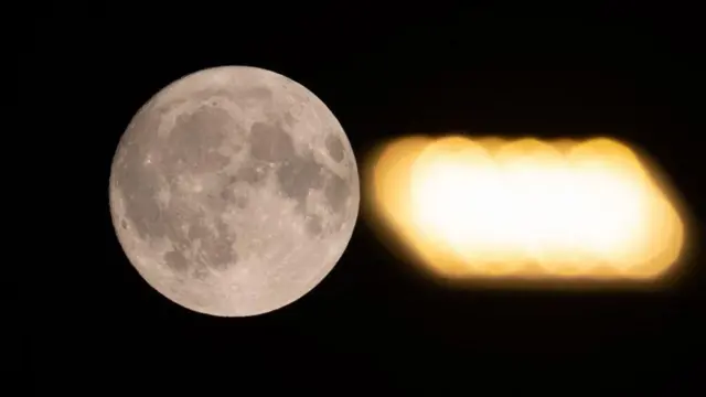 ইতালির লাকিলায় স্ট্রিট ল্যাম্পের পাশে পূর্ণিমার চাঁদ