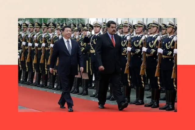 Chủ tịch Trung Quốc Tập Cận Bình (trái) và Nicolás Maduro vào năm 2015 tại Bắc Kinh, Trung Quốc