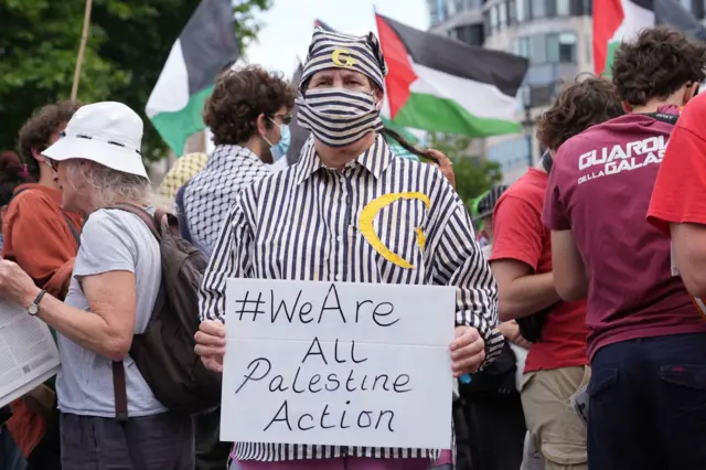 يشارك الناس في مظاهرة في ميدان ترافالغار في لندن دعما لحركة "فلسطين أكشن"، 23 يونيو 2025.