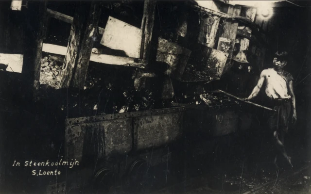 Penambang batu bara di tambang Ombilin, sekitar tahun 1935