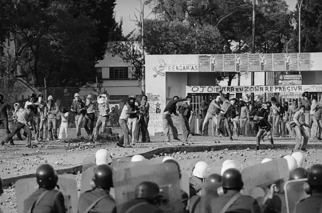 Enfrentamiento en la Universidad Nacional de Colombia en los años 80.