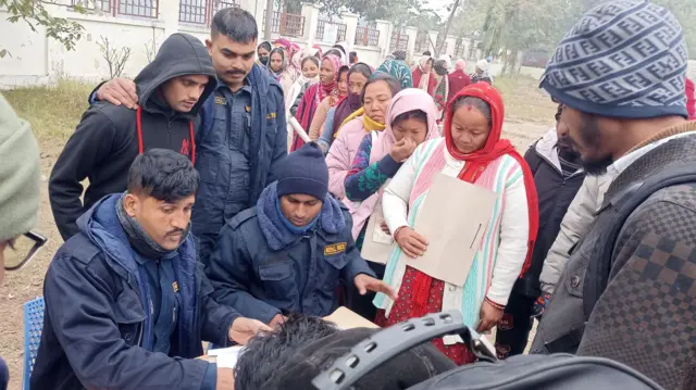 आसन्न प्रतिनिधिसभा निर्वाचन लक्षित निर्वाचन प्रहरी भर्नाका लागि जिल्ला प्रहरी कार्यालय धनुषाको महेन्द्र नारायण निधि मिथिला संस्कृति केन्द्रको प्राङ्गणमा आवेदन दिइँदै