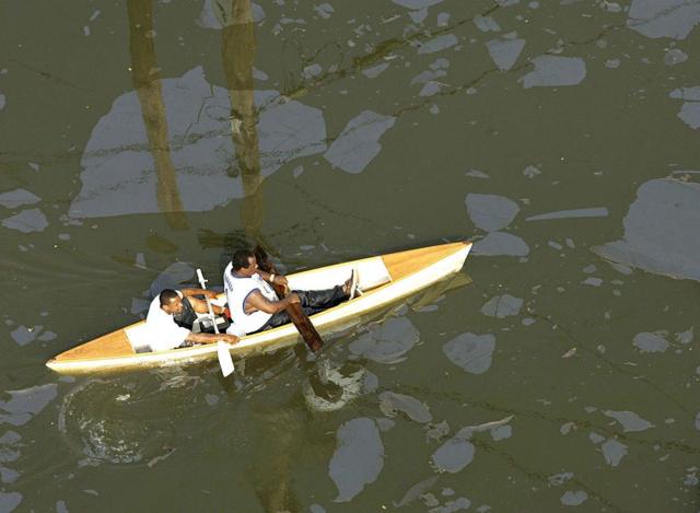 Moradores de Nova Orleans remando nas águas da enchente em 3 de setembro de 2005