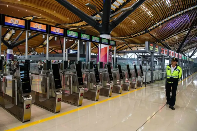 နိုင်ငံခြားကုမ္ပဏီတွေ လိုင်စင်လျှောက်ခွင့်ရှိပေမဲ့ မြန်မာနိုင်ငံသားဝန်ထမ်း အနည်းဆုံး ၇၅ ရာခိုင်နှုန်းရှိရမယ်လို့ ထိန်းချုပ်ထားပါတယ်။
