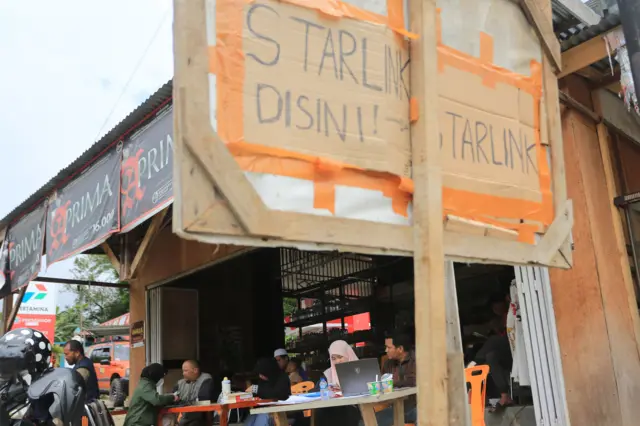 Sejumlah warga memanfaatkan jasa rental jaringan Starlink di Desa Gunung Sara, Kecamatan Bener Kelipah, Bener Meriah, Aceh, Sabtu (13/12/2025).