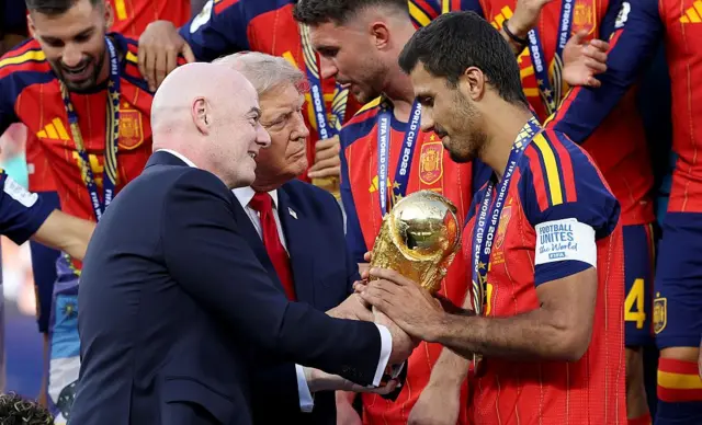 رئيس الاتحاد الدولي لكرة القدم "فيفا"، جياني إنفانتينو مع ترامب وقائد منتخب إسبانيا رودري