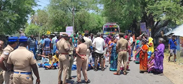 கால் மேல் கால் போட்டுள்ள அம்பேத்கர் சிலை 