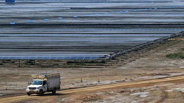 அதானி - தமிழ்நாடு சூரிய மின்சக்தி ஒப்பந்தம்