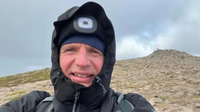 ග්ලෙන් ඔහුගේ විකිරණ චිකිත්සාව අතරතුර ඔක්තෝබර් මාසයේදී කීන් කඳු මුදුන අසල