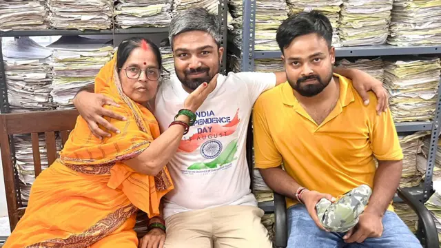 परिवार के साथ मनीष कश्यप