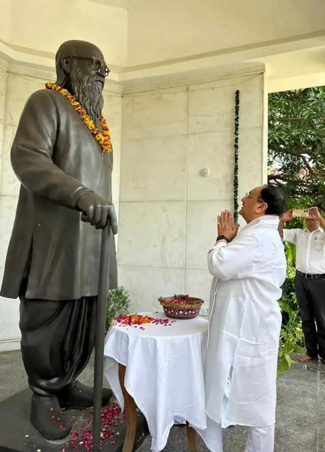 चित्रकूटमधील नानाजी देशमुख यांच्या पुतळ्यासमोर श्रद्धांजली अर्पण करताना भाजपचे प्रमुख जेपी नड्डा. हे चित्र सप्टेंबर 2023 चं आहे.