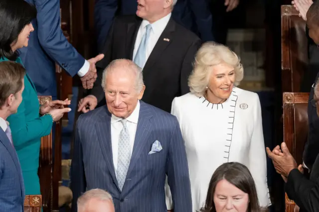 ملك بريطانيا تشارلز الثالث (يسار) والملكة كاميلا (يمين) يصلان إلى جلسة مشتركة للكونغرس في مبنى الكابيتول الأمريكي في واشنطن العاصمة، الولايات المتحدة الأمريكية، في 28 أبريل/نيسان 2026.
