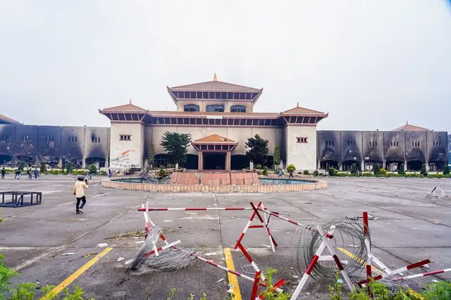 नेपाल की संसद को भी प्रदर्शनकारियों ने आग लगा दी