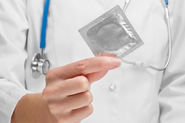 Homem segurando embalagemsite de apostas jogos da copapreservativo