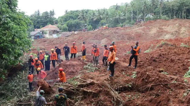 Pola retakan yang mengarah langsung ke jalur longsoran tersebut menjadi indikator awal adanya pergerakan tanah yang berpotensi memicu longsor susulan.
