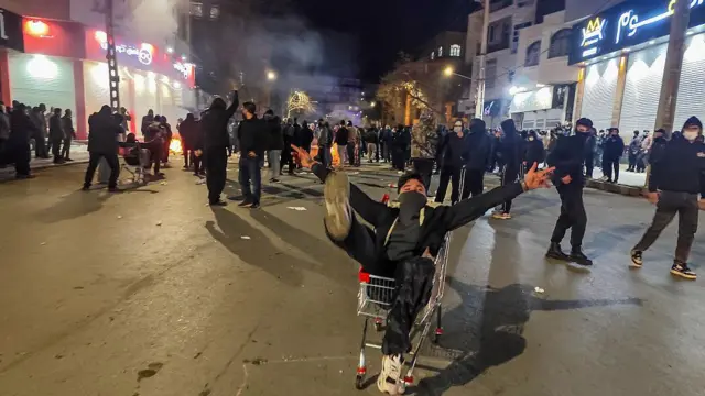 রাস্তা অবরোধ করে বিক্ষোভ করছেন অনেকে