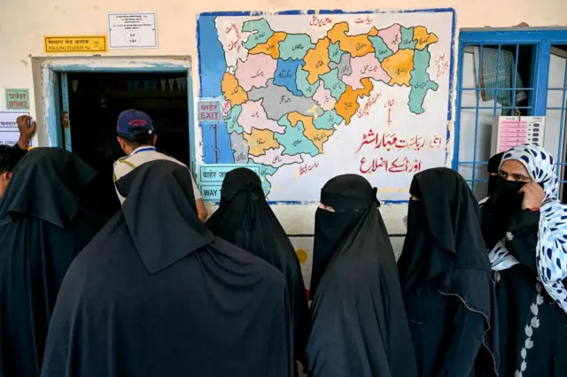 মহারাষ্ট্রের একটি লোকসভা আসনে ভোটগ্রহণ চলছে 