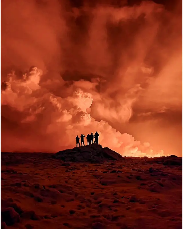 Residentes fotografían la erupción de un volcán en Islandia