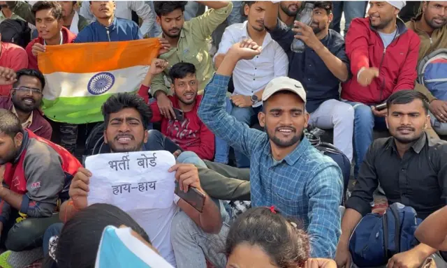 उत्तर प्रदेश में छात्र प्रदर्शन करते हुए.