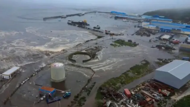 Vista aérea de parte de cidade inundada por ondas