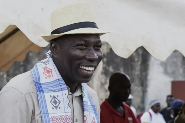 Le candidat à la présidence Domingos Simoes Pereira (DSP), membre du Parti africain pour l'indépendance de la Guinée-Bissau et du Cap-Vert (PAIGC), parti traditionnel au pouvoir, observe la foule lors d'un rassemblement au stade Nino Correa à Bissau, le 27 décembre 2019, à la veille du scrutin du 29 décembre. Les électeurs de Guinée-Bissau sont appelés à se rendre aux urnes le 29 décembre pour le second tour de l'élection présidentielle, qui vient clore une année de troubles dans ce pays d'Afrique de l'Ouest pauvre et sujet aux coups d'État. Après des mois de tensions, la population est invitée à choisir entre deux anciens Premiers ministres : Domingos Simoes Pereira, du PAIGC, le parti traditionnel au pouvoir, et Umaro Sissoco Embalo, figure de l'opposition.