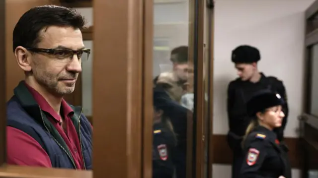 Подсудимый мужчина в очках в суде