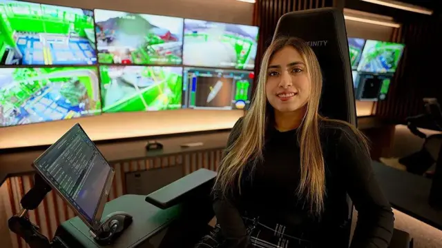 Marian Meza Chavira anajifunza kuendesha roboti chini ya maji kutoka kituo cha udhibiti 