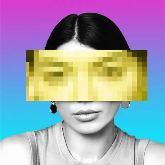 Grafika złożona z czarno-białego zdjęcia młodej kobiety na fioletowo-niebieskim tle. Kobieta ma związane ciemne włosy. Ma na sobie bezrękawnik, okrągłe kolczyki i łańcuszek na szyi. Jej oczy przesłania prostokątny żółty element 