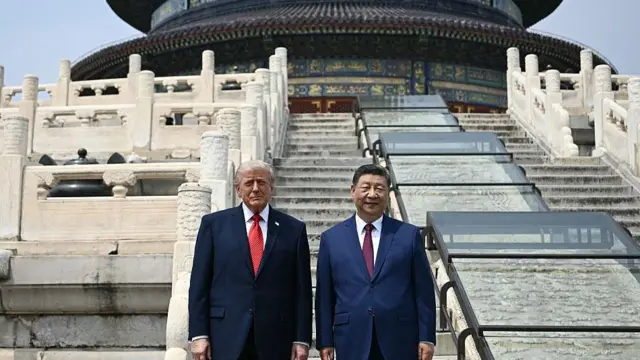 Prezydent Chin Xi Jinping i prezydent USA Donald Trump pozują do zdjęcia w Świątyni Nieba w Pekinie (14 maja 2026). Podczas spotkania Xi ostrzegł, że kwestia Tajwanu może doprowadzić do konfliktu między oboma krajami.