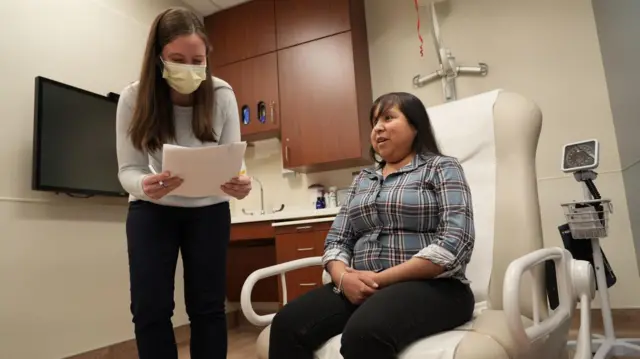 Ọkan lara awọn nọọsi to ṣiṣẹ pọ pẹlu awọn dokita ti wọn ṣisẹ abẹ lati paarọ ọkan Lopez n ba a sọrọ nibi to jokoo si.