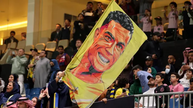 در اوایل سال ۲۰۲۳، رونالدو به عربستان سعودی رفت و به چهره اصلی ليگ حرفهای فوتبال عربستان و کاپيتان تيم النصر - باشگاهی که متعلق به صندوق ثروت ملی و تحت رياست ولیعهد است - تبديل شد