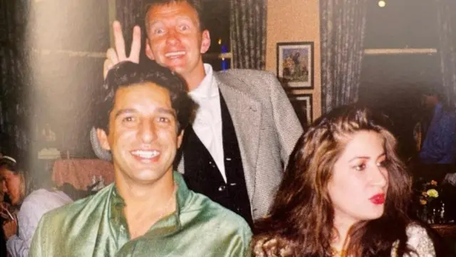 மனைவியுடன் வாசிம் அக்ரம்