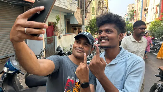 ఓటు వేసిన తర్వాత ఫొటో తీసుకుంటున్న యువకులు