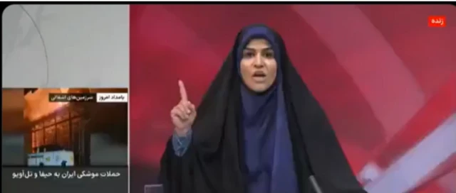 صورة للمذيعة لسحر إمام ، قبل ثوانٍ من قصف إسرائيل لمقرالتلفيزيون الحكومي الإيراني على الهواء مباشرة في 16 يونيو/حزيران 2025.