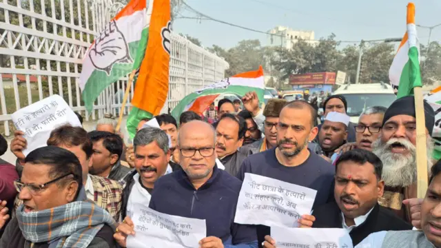 घटना के विरोध में कांग्रेस समेत कई विपक्षी दलों ने विरोध प्रदर्शन किया