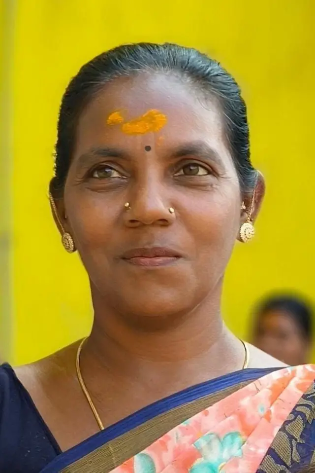 தங்களது மளிகைக் கடைக்கு வரும் பெண்களில் தனிப்பட்ட மற்றும் குடும்பப் பிரச்னைகள் உள்ளவர்களை தாயும் மகனும் குறிவைத்ததாக காவல்துறையினர் தெரிவித்தனர். 