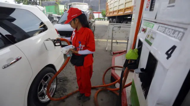 Petugas mengisi BBM jenis Biosolar B50 di salah satu SPBU di Medan, Sumatera Utara, Rabu (22/7/2026).