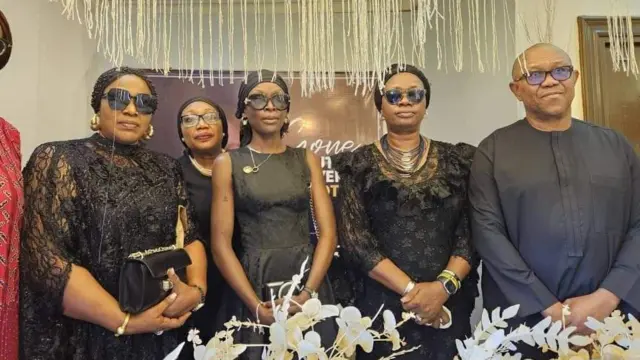 Foto Peter Obi na ndị ozo n'akwamozu Sịnetọ Ayogu Eze