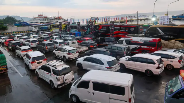 Pelabuhan Ketapang menerapkan skema Tiba, Bongkar, Berangkat (TBB) untuk mempercepat aliran keluar masuk kendaraan menuju kapal sekaligus mempercepat proses penguraian kepadatan yang terjadi saat arus mudik menjelang Hari Raya Idul Fitri di Pelabuhan Gilimanuk, Bali.