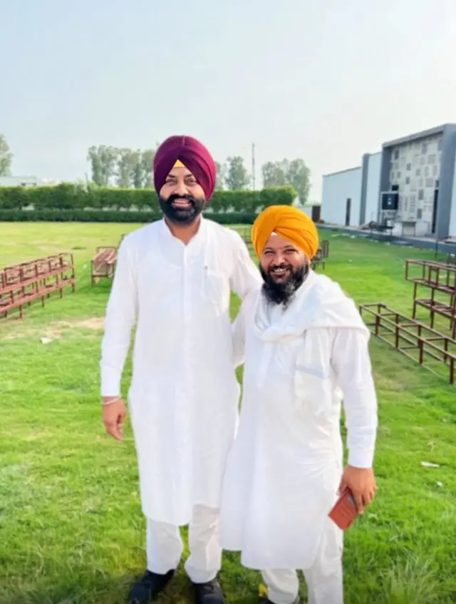 ਕੈਬਨਿਟ ਮੰਤਰੀ ਲਾਲਜੀਤ ਸਿੰਘ ਭੁੱਲਰ ਅਤੇ ਸੱਜੇ ਸਰਪੰਚ ਹਰਬਰਿੰਦਰ ਸਿੰਘ