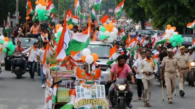 राजस्थान भाजपच्या तिरंगा यात्रेत सहभागी असलेले लोक